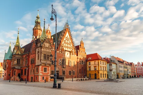 שוק ורוצלב. מבט על בית העירייה הישן הגותי המאוחר - אחד מבתי העירייה ההיסטוריים השמורים ביותר בפולין
