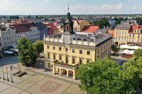 Ostrów Wielkopolski - כיכר שוק היסטורית עם בית עירייה