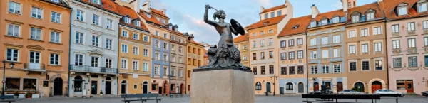 ורשה. פסל בתולת ים במרכז העיר העתיקה